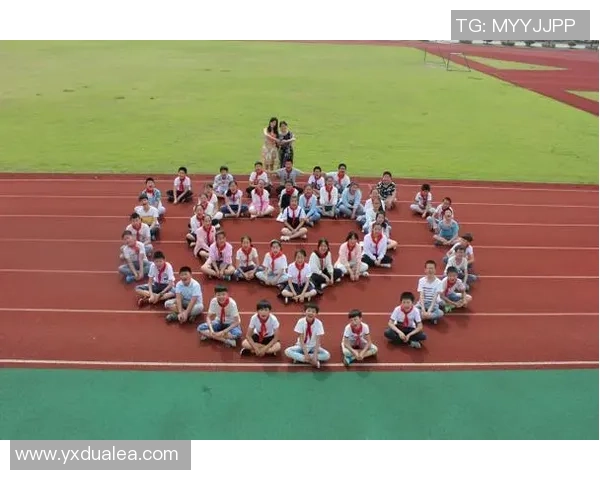 足球明星与经典语录相结合的创意图片展示,感受激情与梦想的碰撞 足球明星与经典语录相结合的创意图片展示,感受激情与梦想的碰撞