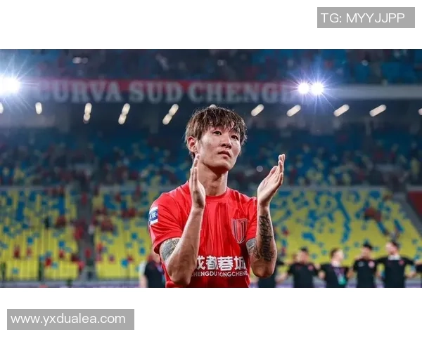 足球明星儿子因父亲比赛失利情绪崩溃泪洒赛场引发网友热议与心疼 足球明星儿子因父亲比赛失利情绪崩溃泪洒赛场引发网友热议与心疼