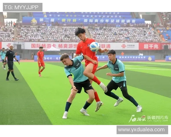 足球明星汇聚拼接壁纸尽显球场风采与激情瞬间的视觉盛宴 足球明星汇聚拼接壁纸尽显球场风采与激情瞬间的视觉盛宴